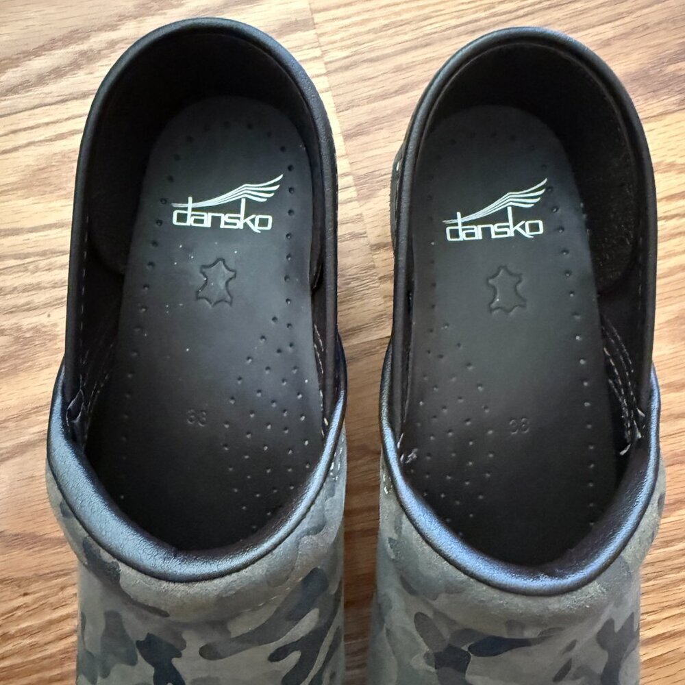 Women's 38/7.5 Dansko Professional Suede Camo Soft Clogs - Picture 5 of 9